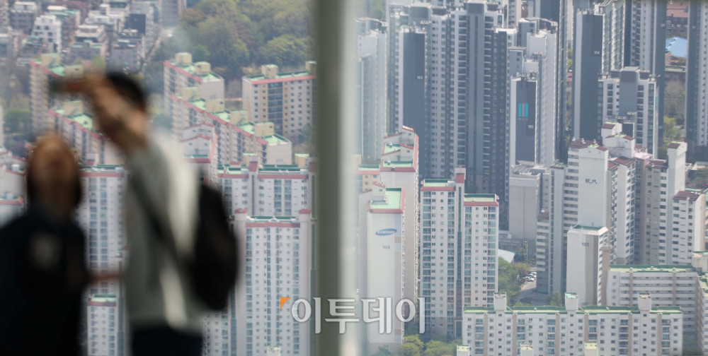 ▲14일 국토교통부 실거래가 공개시스템에 따르면 올해 1월 1일부터 4월 13일까지 서울 아파트 거래 중 준공 30년 초과 아파트가 차지하는 비중은 26.3%로 집계됐다. 이는 5년 이하 신축 아파트 거래 비중인 6.2%를 4.2배에 달하는 수준이다. 분양가 상승과 대출 규제가 맞물리면서, 자금 부담을 느낀 수요자들이 중저가 구축 아파트로 눈을 돌리고 있는 것으로 해석된다. 사진은 이날 서울 송파구 롯데월드타워에서 바라본 서울의 아파트 전경. 김예연 인턴기자 kimye@