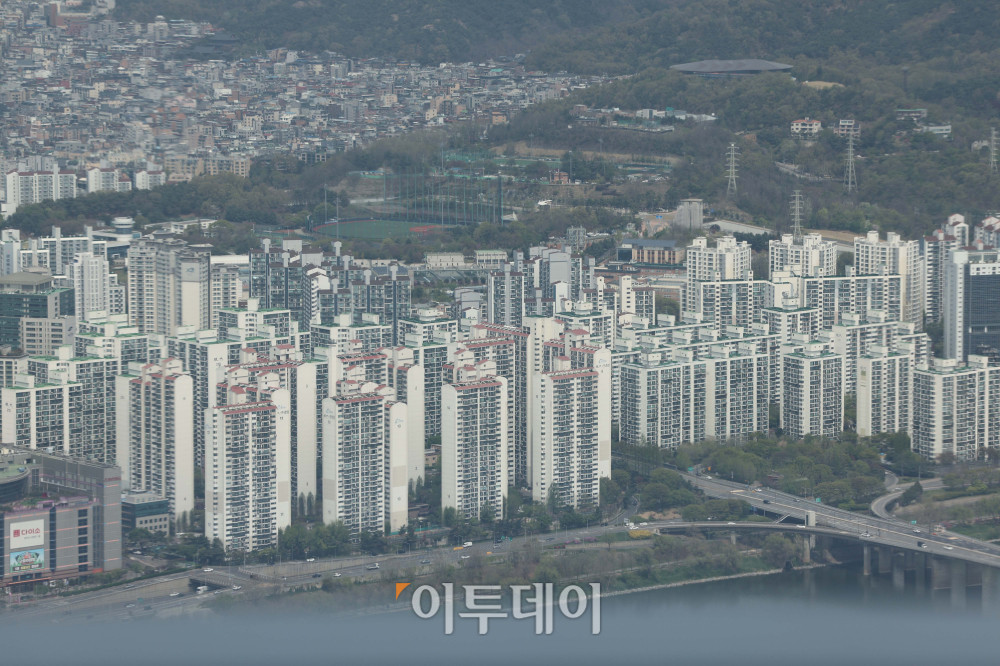 ▲14일 국토교통부 실거래가 공개시스템에 따르면 올해 1월 1일부터 4월 13일까지 서울 아파트 거래 중 준공 30년 초과 아파트가 차지하는 비중은 26.3%로 집계됐다. 이는 5년 이하 신축 아파트 거래 비중인 6.2%를 4.2배에 달하는 수준이다. 분양가 상승과 대출 규제가 맞물리면서, 자금 부담을 느낀 수요자들이 중저가 구축 아파트로 눈을 돌리고 있는 것으로 해석된다. 사진은 이날 서울 송파구 롯데월드타워에서 바라본 서울의 아파트 전경. 김예연 인턴기자 kimye@