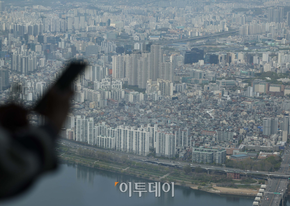 ▲14일 국토교통부 실거래가 공개시스템에 따르면 올해 1월 1일부터 4월 13일까지 서울 아파트 거래 중 준공 30년 초과 아파트가 차지하는 비중은 26.3%로 집계됐다. 이는 5년 이하 신축 아파트 거래 비중인 6.2%를 4.2배에 달하는 수준이다. 분양가 상승과 대출 규제가 맞물리면서, 자금 부담을 느낀 수요자들이 중저가 구축 아파트로 눈을 돌리고 있는 것으로 해석된다. 사진은 이날 서울 송파구 롯데월드타워에서 바라본 서울의 아파트 전경. 김예연 인턴기자 kimye@