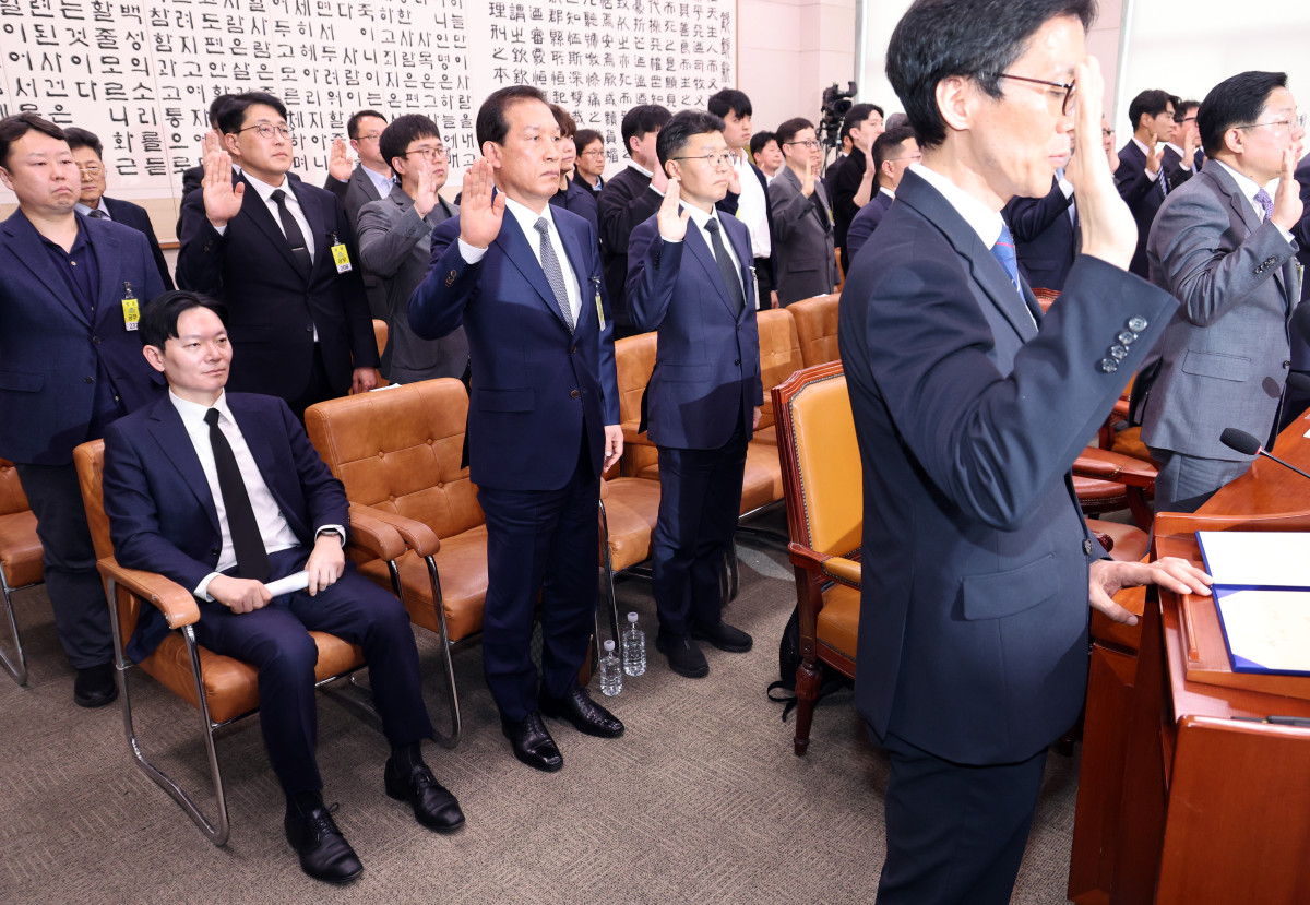 ▲쌍방울 대북 송금 사건을 수사했던 박상용 검사가 14일 서울 여의도 국회 '윤석열정권정치검찰조작기소의혹사건진상규명국정조사특별위원회'에서 열린 청문회에서 증인 선서를 거부하고 있다. (사진=뉴시스)