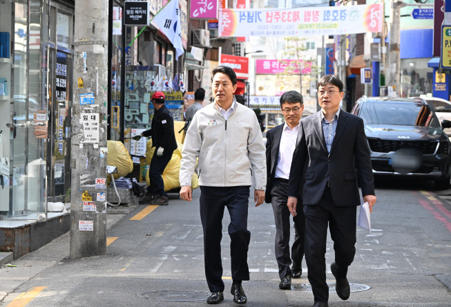 ▲14일 인쇄·포장재 업체 피해 현황을 파악하기 위해 오세훈 서울시장이 중구 ’방산시장‘을 찾아 점포를 둘러보고 있다. (사진제공=서울시)