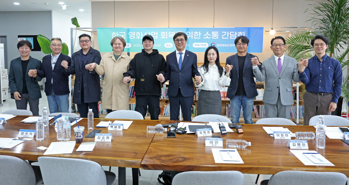 ▲최휘영 문화체육관광부 장관과 이은 한국영화제작가협회 회장, 김병인 한국시나리오작가협회 이사장, 김승범 나이너스엔터테인먼트 대표, 백재호 한국독립영화협회 이사장, 양우석 감독, 이동하 한국영화프로듀서조합 대표 등 영화계 인사들이 14일 서울 중구 인디그라운드에서 영화계 주요 이슈 관련 간담회를 하고 있다. (뉴시스)