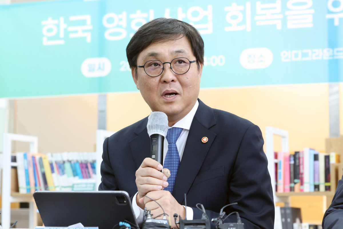 ▲최휘영 문화체육관광부 장관이 14일 서울 중구 인디 그라운드에서 영화계 인사들과 영화계 주요 이슈 관련 간담회를 하고 있다. 이날 자리에는 이은 한국영화제작가협회 회장, 김병인 한국시나리오작가협회 이사장, 김승범 나이너스엔터테인먼트 대표, 백재호 한국독립영화협회 이사장, 양우석 감독, 이동하 한국영화프로듀서조합 대표 등이 참석했다. (뉴시스)