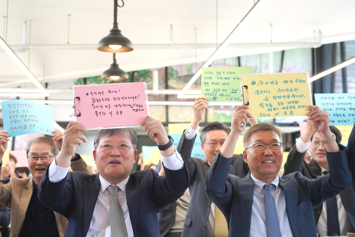 ▲14일 인천 ‘강화도 우리마을’에서 열린 ‘콩나물사업장 재건 5주년 기념식’에 참석한 이효율(왼쪽) 풀무원 이사회 의장과 풀무원 이우봉 총괄CEO(오른쪽)가 우리마을에 대한 격려와 응원의 메시지를 작성한 후 메시지 카드를 들고 기념 촬영을 하고 있다. (사진제공=풀무원)