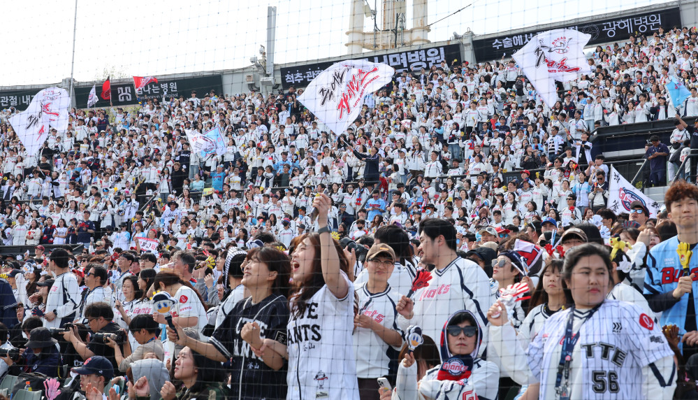 ▲5일 부산 사직야구장에서 열린 프로야구 SSG 랜더스와 롯데 자이언츠의 경기에서 만원 관중이 열띤 응원을 하고 있다. (연합뉴스)
