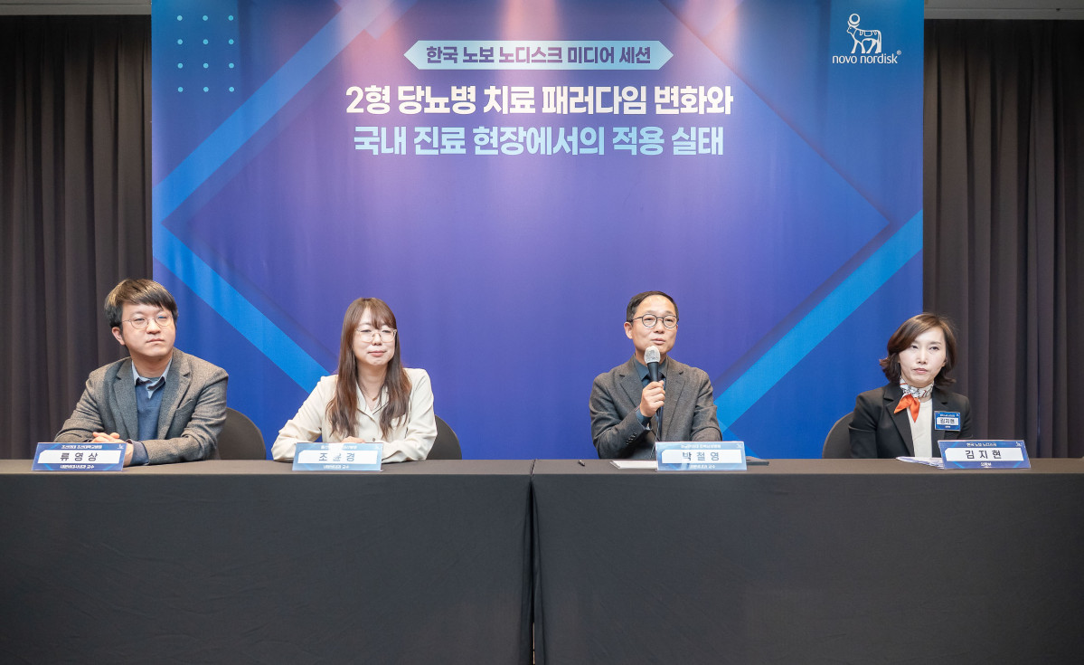 ▲14일 서울시 중구 코트야드 메리어트 서울 명동에서 노보노디스크제약이 개최한 ‘2형 당뇨병 치료 패러다임 변화와 국내 진료 현장에서의 적용 실태’ 미디어 세션에 참석한 (왼쪽부터) 류영상 조선대학교병원 내분비대사내과 교수, 박철영 강북삼성병원 내분비내과 교수, 노보노디스크제약 의학부 소속 김지현 등 전문가들이 질의응답을 진행하고 있다. (사진제공=노보노디스크제약)