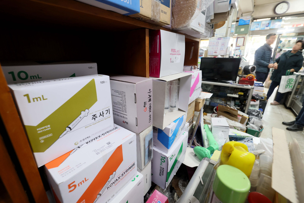 ▲정부가 주사기와 주사침에 대한 매점매석 행위 금지 고시를 시행한 14일 서울의 한 의료기기 상점에 주사기가 진열돼 있다. 고시 대상은 주사기 4종과 주사침 3종으로, 고시에 따르면 제조·판매업자는 기준 이상으로 이를 과도하게 보유하거나 판매해서는 안된다. 기존 사업자는 지난해 월평균 판매량의 150%를 초과해 5일 이상 보관하거나, 월평균 판매량의 110%를 초과해 판매할 수 없다. 신규 사업자는 제조·매입한 날부터 10일 내 판매하거나 반환하지 않는 행위가 금지된다. 판매를 기피하거나 특정 구매처에 물량을 몰아주는 행위도 금지된다. 중동 전쟁 장기화로 나프타 수급에 어려움이 생기자 의료 분야에 불안감이 커진 탓으로 일부 품목에 대해 사재기 움직임까지 나타나자 정부가 대응에 나선 것이다. 신태현 기자 holjjak@