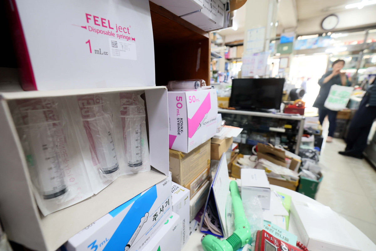 ▲정부가 주사기와 주사침에 대한 매점매석 행위 금지 고시를 시행한 14일 서울의 한 의료기기 상점에 주사기가 진열돼 있다. 고시 대상은 주사기 4종과 주사침 3종으로, 고시에 따르면 제조·판매업자는 기준 이상으로 이를 과도하게 보유하거나 판매해서는 안된다. 기존 사업자는 지난해 월평균 판매량의 150%를 초과해 5일 이상 보관하거나, 월평균 판매량의 110%를 초과해 판매할 수 없다. 신규 사업자는 제조·매입한 날부터 10일 내 판매하거나 반환하지 않는 행위가 금지된다. 판매를 기피하거나 특정 구매처에 물량을 몰아주는 행위도 금지된다. 중동 전쟁 장기화로 나프타 수급에 어려움이 생기자 의료 분야에 불안감이 커진 탓으로 일부 품목에 대해 사재기 움직임까지 나타나자 정부가 대응에 나선 것이다. 신태현 기자 holjjak@