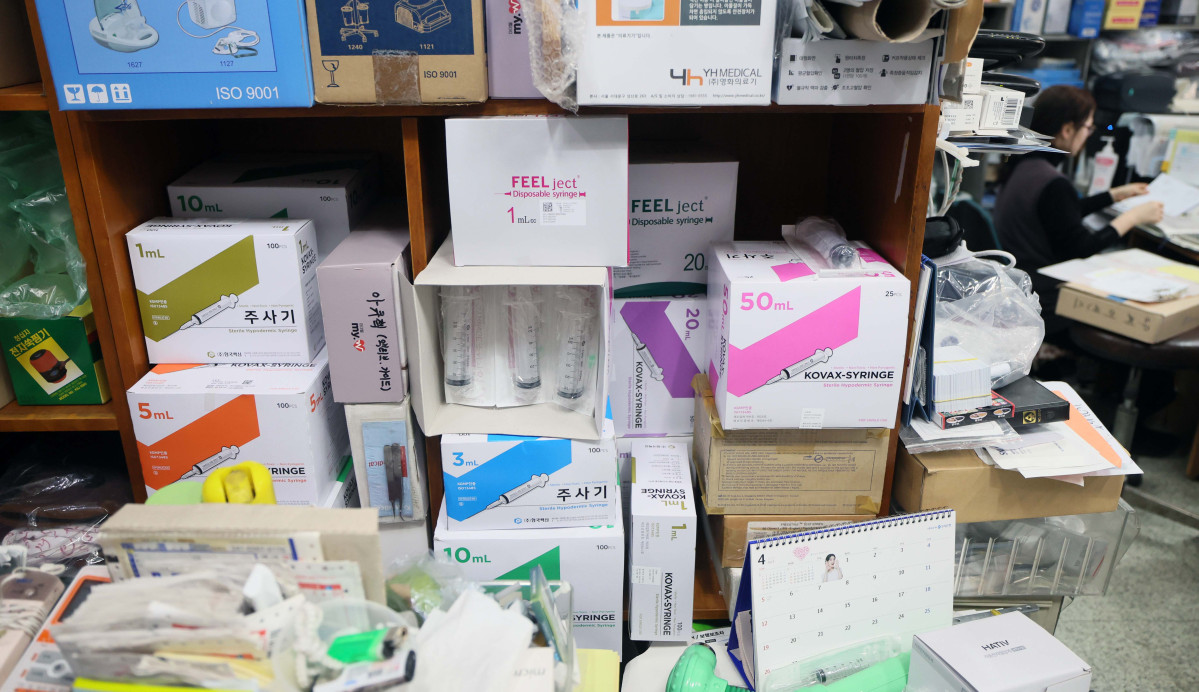 ▲정부가 주사기와 주사침에 대한 매점매석 행위 금지 고시를 시행한 14일 서울의 한 의료기기 상점에 주사기가 진열돼 있다. 고시 대상은 주사기 4종과 주사침 3종으로, 고시에 따르면 제조·판매업자는 기준 이상으로 이를 과도하게 보유하거나 판매해서는 안된다. 기존 사업자는 지난해 월평균 판매량의 150%를 초과해 5일 이상 보관하거나, 월평균 판매량의 110%를 초과해 판매할 수 없다. 신규 사업자는 제조·매입한 날부터 10일 내 판매하거나 반환하지 않는 행위가 금지된다. 판매를 기피하거나 특정 구매처에 물량을 몰아주는 행위도 금지된다. 중동 전쟁 장기화로 나프타 수급에 어려움이 생기자 의료 분야에 불안감이 커진 탓으로 일부 품목에 대해 사재기 움직임까지 나타나자 정부가 대응에 나선 것이다. 신태현 기자 holjjak@