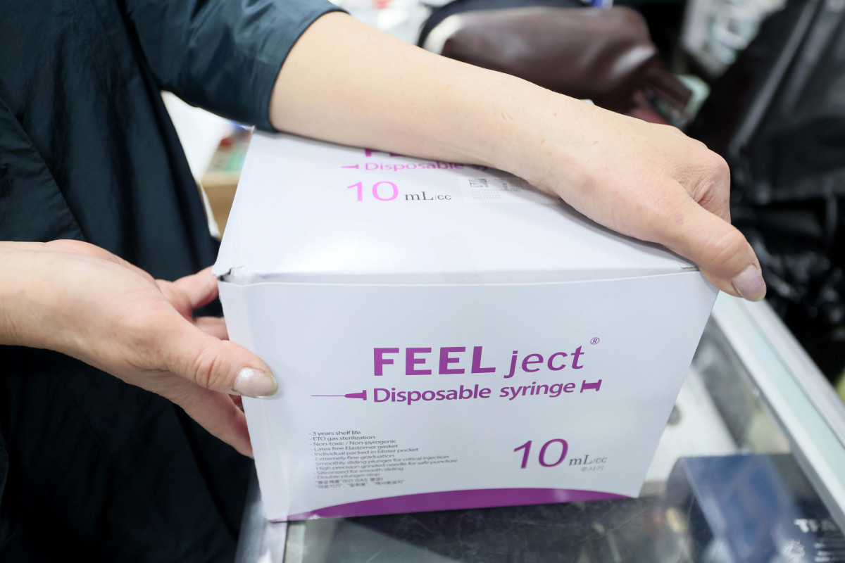 ▲정부가 주사기와 주사침에 대한 매점매석 행위 금지 고시를 시행한 14일 서울의 한 의료기기 상점에서 시민이 주사기를 구매하고 있다. 고시 대상은 주사기 4종과 주사침 3종으로, 고시에 따르면 제조·판매업자는 기준 이상으로 이를 과도하게 보유하거나 판매해서는 안된다. 기존 사업자는 지난해 월평균 판매량의 150%를 초과해 5일 이상 보관하거나, 월평균 판매량의 110%를 초과해 판매할 수 없다. 신규 사업자는 제조·매입한 날부터 10일 내 판매하거나 반환하지 않는 행위가 금지된다. 판매를 기피하거나 특정 구매처에 물량을 몰아주는 행위도 금지된다. 중동 전쟁 장기화로 나프타 수급에 어려움이 생기자 의료 분야에 불안감이 커진 탓으로 일부 품목에 대해 사재기 움직임까지 나타나자 정부가 대응에 나선 것이다. 신태현 기자 holjjak@