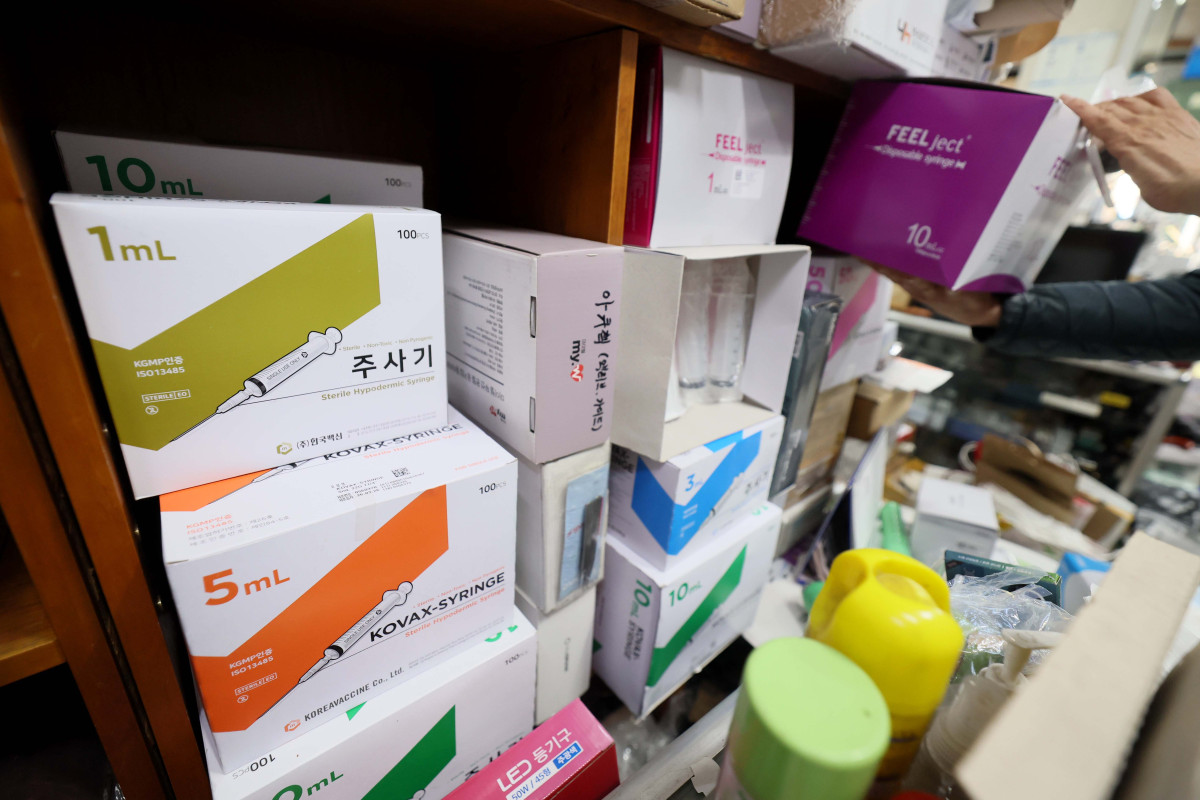 ▲정부가 주사기와 주사침에 대한 매점매석 행위 금지 고시를 시행한 14일 서울의 한 의료기기 상점에 주사기가 진열돼 있다. 고시 대상은 주사기 4종과 주사침 3종으로, 고시에 따르면 제조·판매업자는 기준 이상으로 이를 과도하게 보유하거나 판매해서는 안된다. 기존 사업자는 지난해 월평균 판매량의 150%를 초과해 5일 이상 보관하거나, 월평균 판매량의 110%를 초과해 판매할 수 없다. 신규 사업자는 제조·매입한 날부터 10일 내 판매하거나 반환하지 않는 행위가 금지된다. 판매를 기피하거나 특정 구매처에 물량을 몰아주는 행위도 금지된다. 중동 전쟁 장기화로 나프타 수급에 어려움이 생기자 의료 분야에 불안감이 커진 탓으로 일부 품목에 대해 사재기 움직임까지 나타나자 정부가 대응에 나선 것이다. 신태현 기자 holjjak@