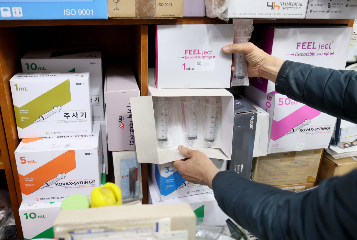 ▲정부가 주사기와 주사침에 대한 매점매석 행위 금지 고시를 시행한 14일 서울의 한 의료기기 상점에 주사기가 진열돼 있다. 고시 대상은 주사기 4종과 주사침 3종으로, 고시에 따르면 제조·판매업자는 기준 이상으로 이를 과도하게 보유하거나 판매해서는 안된다. 기존 사업자는 지난해 월평균 판매량의 150%를 초과해 5일 이상 보관하거나, 월평균 판매량의 110%를 초과해 판매할 수 없다. 신규 사업자는 제조·매입한 날부터 10일 내 판매하거나 반환하지 않는 행위가 금지된다. 판매를 기피하거나 특정 구매처에 물량을 몰아주는 행위도 금지된다. 중동 전쟁 장기화로 나프타 수급에 어려움이 생기자 의료 분야에 불안감이 커진 탓으로 일부 품목에 대해 사재기 움직임까지 나타나자 정부가 대응에 나선 것이다. 신태현 기자 holjjak@