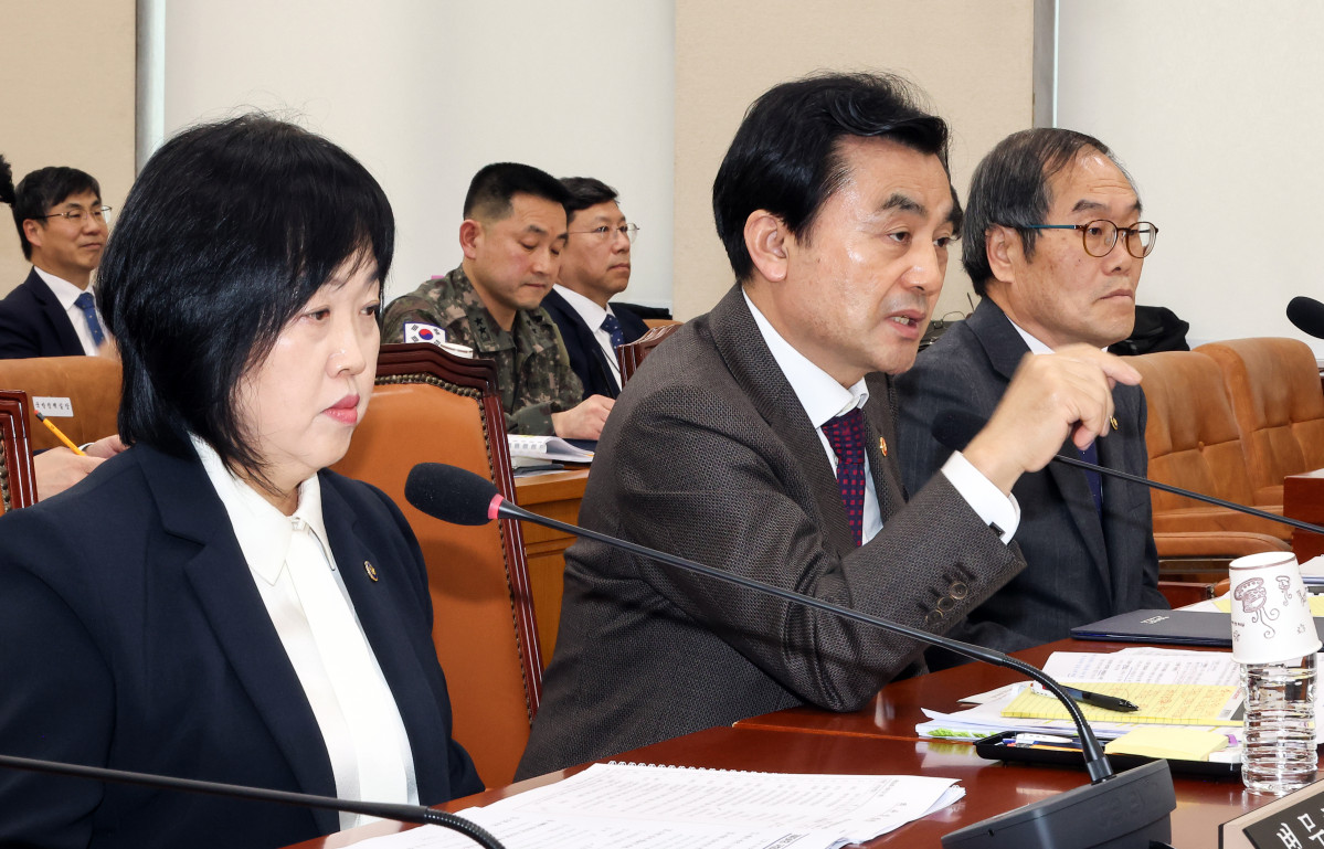 ▲안규백 국방부 장관이 14일 국회에서 열린 국방위원회 전체 회의에서 의원 질의에 답하고 있다. 왼쪽은 홍소영 병무청장. 오른쪽은 이용철 방위사업청장. (연합뉴스)