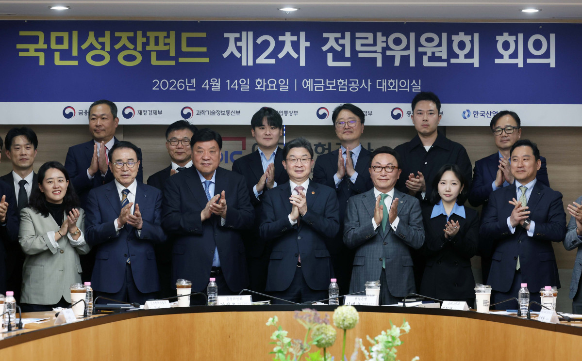 ▲이억원 금융위원장, 박현주 미래에셋 회장, 서정진 셀트리온 회장 등이 14일 서울 중구 예금보험공사에서 열린 국민성장펀드 제2차 전략위원회 회의에서 기념촬영을 하고 있다. 신태현 기자 holjjak@