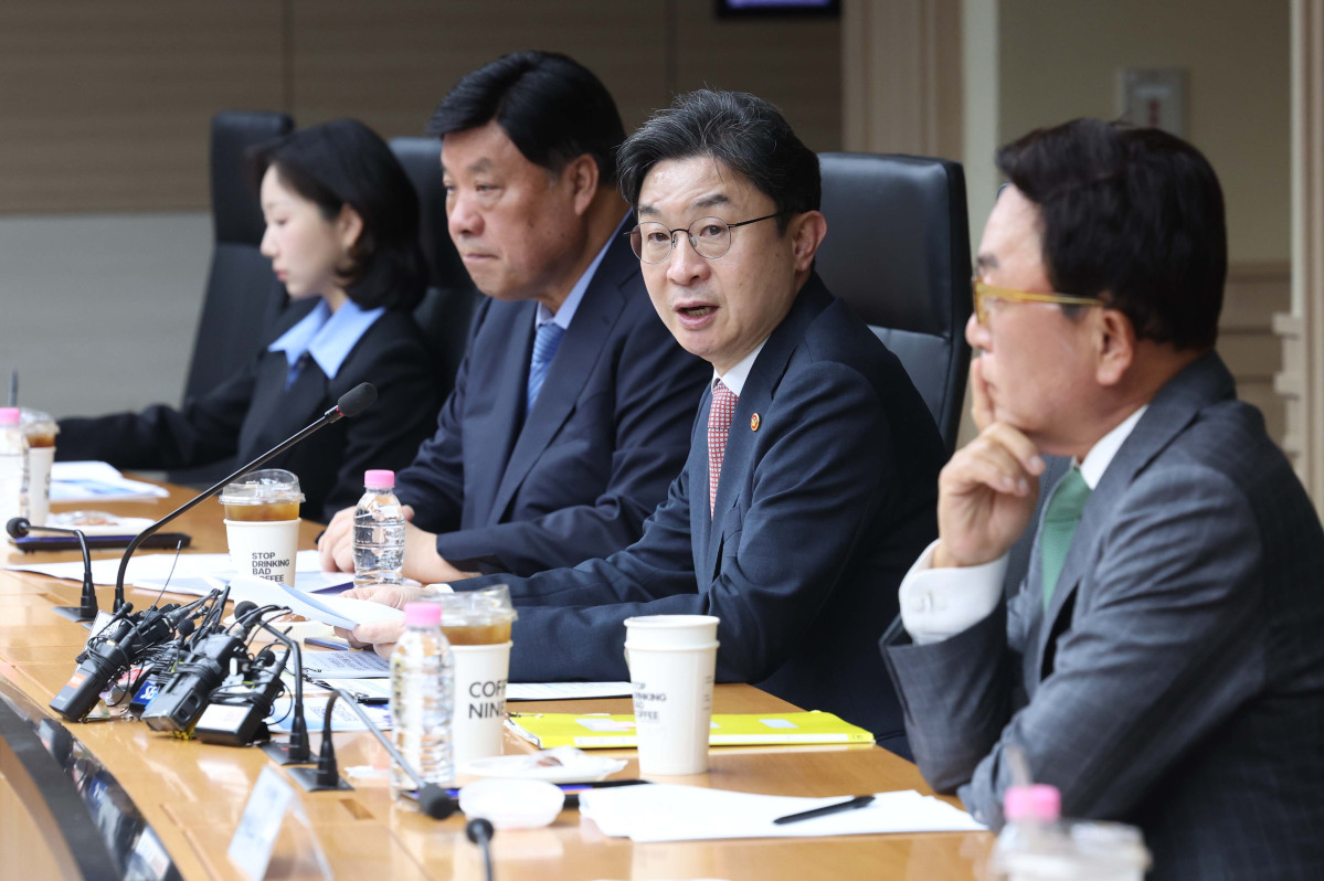 ▲이억원 금융위원장이 14일 서울 중구 예금보험공사에서 열린 국민성장펀드 제2차 전략위원회 회의에서 인사말을 하고 있다. 신태현 기자 holjjak@
