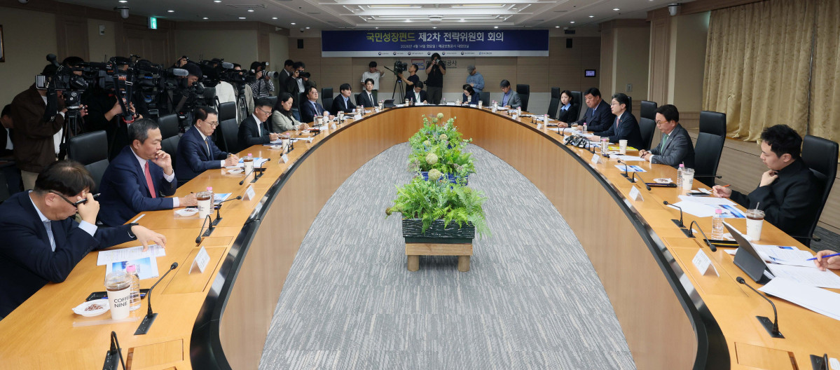 ▲이억원 금융위원장이 14일 서울 중구 예금보험공사에서 열린 국민성장펀드 제2차 전략위원회 회의에서 인사말을 하고 있다. 신태현 기자 holjjak@