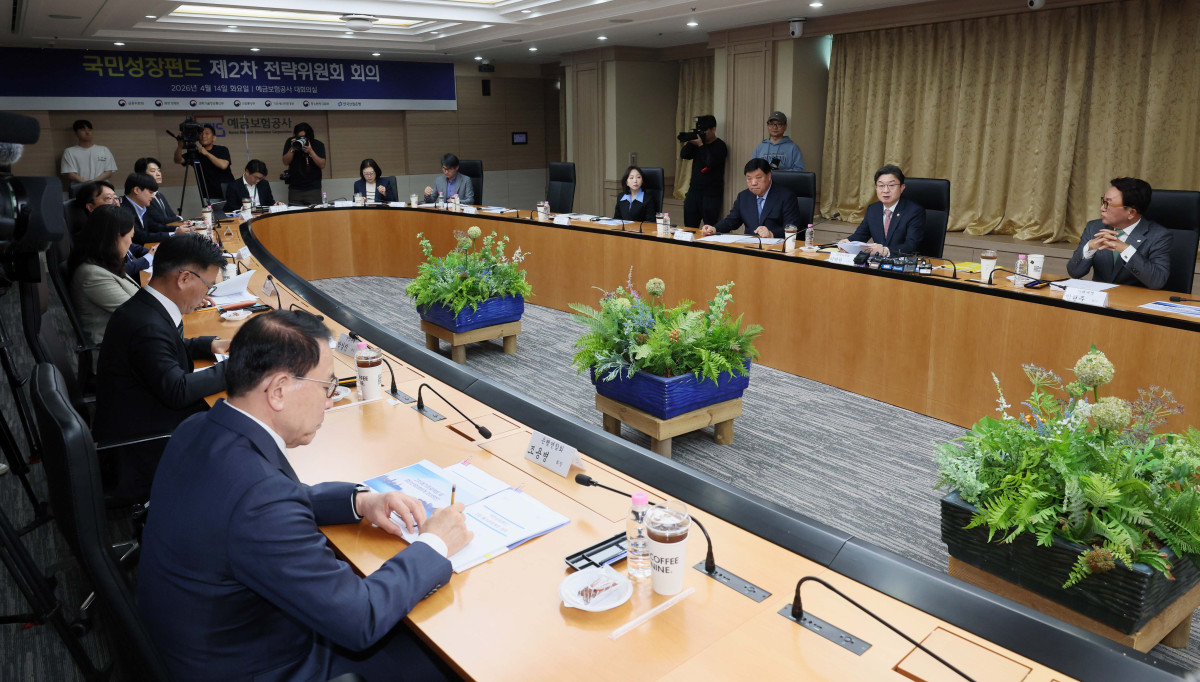 ▲이억원 금융위원장이 14일 서울 중구 예금보험공사에서 열린 국민성장펀드 제2차 전략위원회 회의에서 인사말을 하고 있다. 신태현 기자 holjjak@
