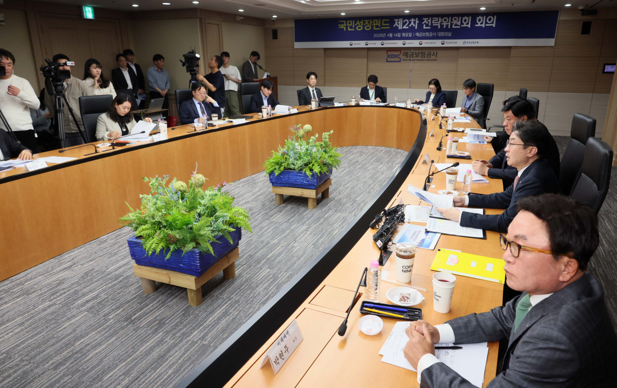 ▲이억원 금융위원장이 14일 서울 중구 예금보험공사에서 열린 국민성장펀드 제2차 전략위원회 회의에서 인사말을 하고 있다. 신태현 기자 holjjak@