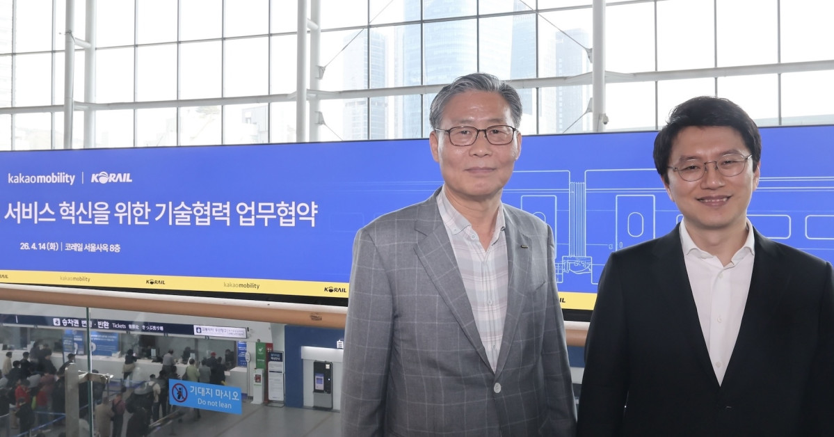 ▲코레일이 카카오모빌리티와 ‘AI 기반 철도 안전 및 서비스 혁신을 위한 기술협력’ 업무협약을 체결했다. 사진은 왼쪽부터 김태승 코레일 사장과 류긍선 카카오모빌리티 대표이사. (사진제공=카카오모빌리티)