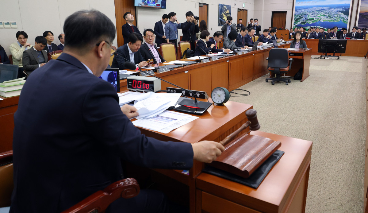 ▲7일 국회에서 열린 국토교통위원회 전체회의에서 맹성규 위원장이 의사봉을 두드리고 있다. (연합뉴스)