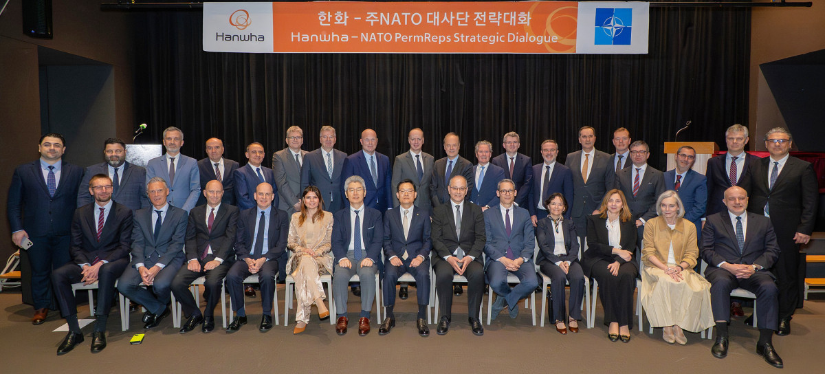 ▲14일 서울 장교동 한화빌딩에서 진행된 '한화-주NATO 대사단 전략대화'에 참석한 유정현 주벨기에 및 EU 대사겸 주NATO 대사(앞줄 왼쪽에서 여섯번째) 등 대사단 일행과 손재일 한화에어로스페이스 대표(앞줄 왼쪽에서 일곱번째)가 단체 기념촬영을 하고 있다. (한화에어로스페이스)