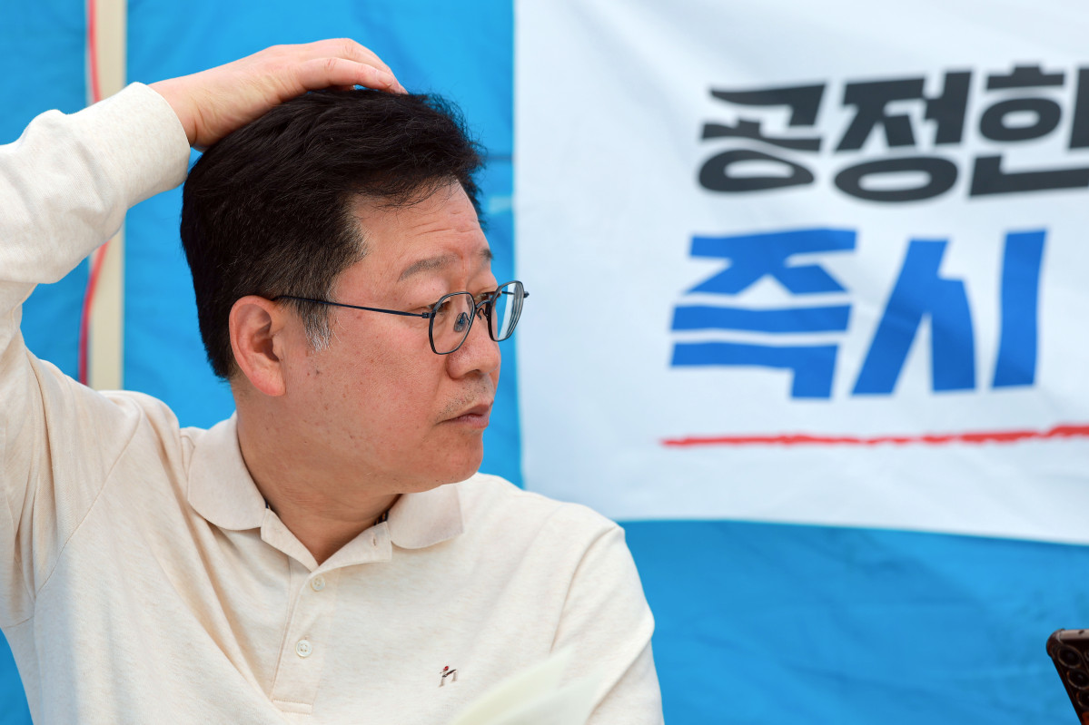 ▲6·3 지방선거 더불어민주당 전북지사 경선에서 이원택 의원에게 패배한 안호영 의원이 12일 국회 본청 앞에서 이 후보의 '제3자 식비 대납' 의혹에 대한 재감찰을 요구하며 단식 농성하고 있다. (연합뉴스)
