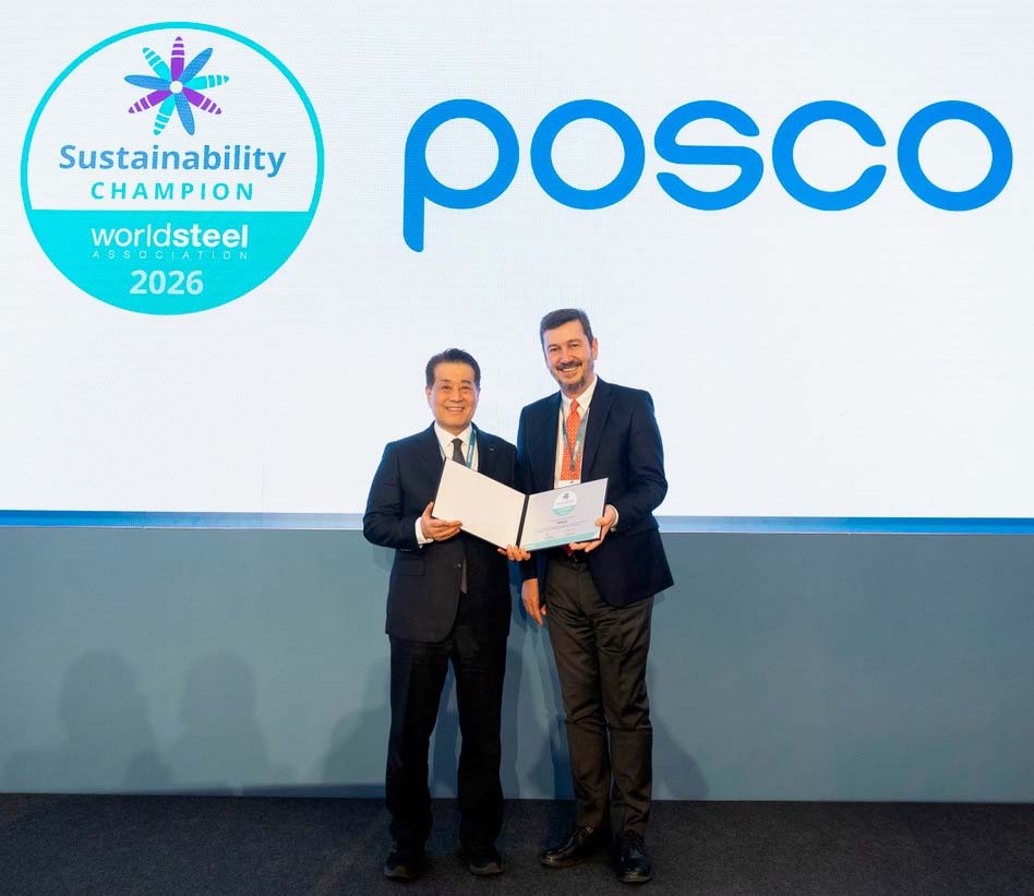 ▲14일(현지시간) 포스코가 세계철강협회 ‘지속가능성 최우수 멤버(Sustainability Champion)’에 선정됐다. 장인화 포스코그룹 회장(왼쪽)과 우르 달베레르 세계철강협회장 겸 튀르키예 촐라콜루 메탈루지 회장이 기념 촬영을 하고 있다. (사진제공=포스코홀딩스)
