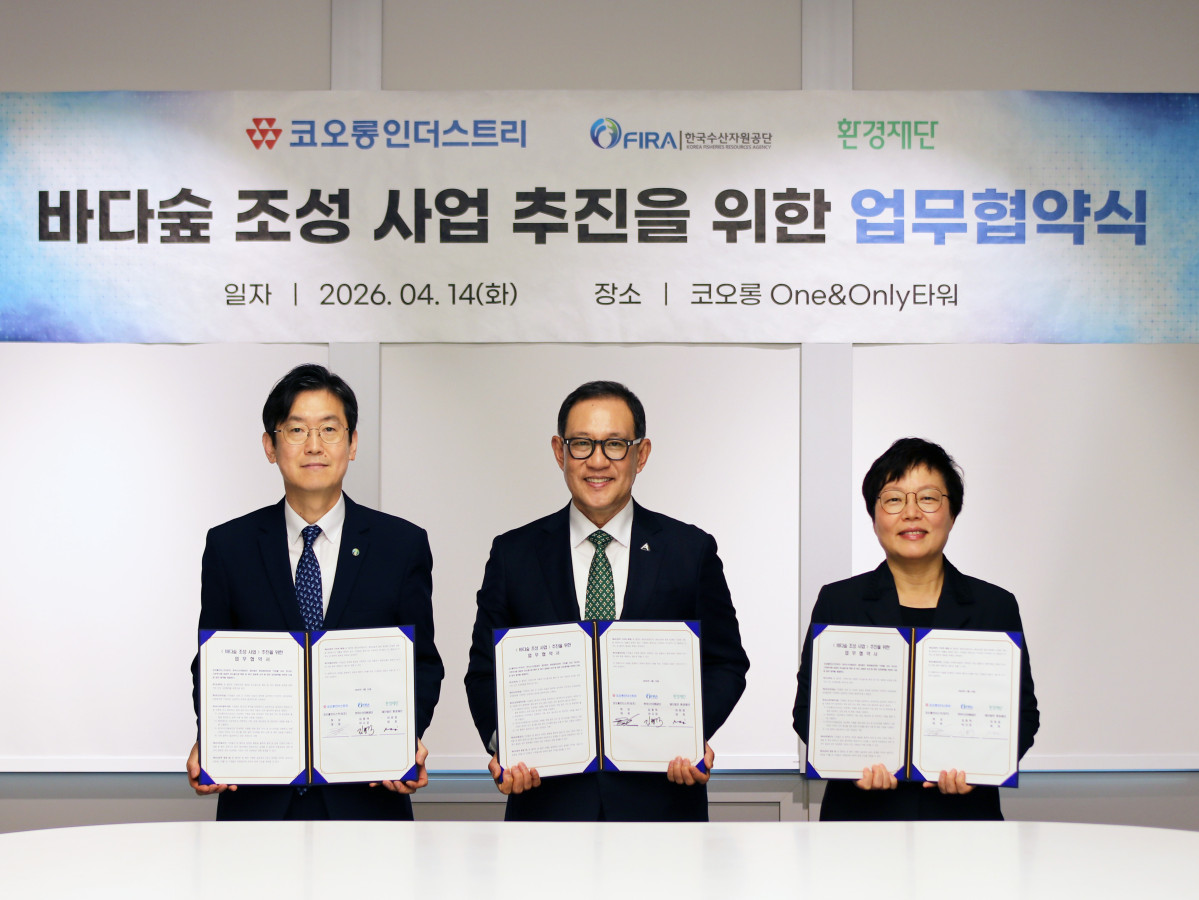 ▲코오롱인더스트리는 14일 서울 강서구 코오롱원앤온리타워에서 한국수산자원공단 및 환경재단과 함께 ‘바다숲 사업’ 추진을 위한 업무협약(MOU)을 체결했다. 왼쪽부터 김종덕 한국수산자원공단 이사장, 허성 코오롱인더스트리 대표이사, 이미경 환경재단 대표. (사진제공=코오롱인더스트리)