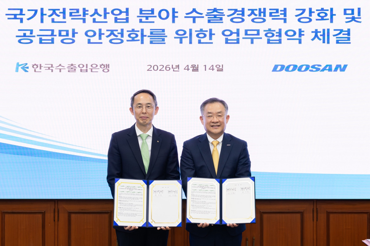 ▲(사진 왼쪽부터)황기연 수은 행장과 김민철 두산 대표이사가 14일 서울 여의도 수은 본점에서 열린 업무협약식 이후 기념 촬영을 하고 있다. (사진제공=수출입은행)