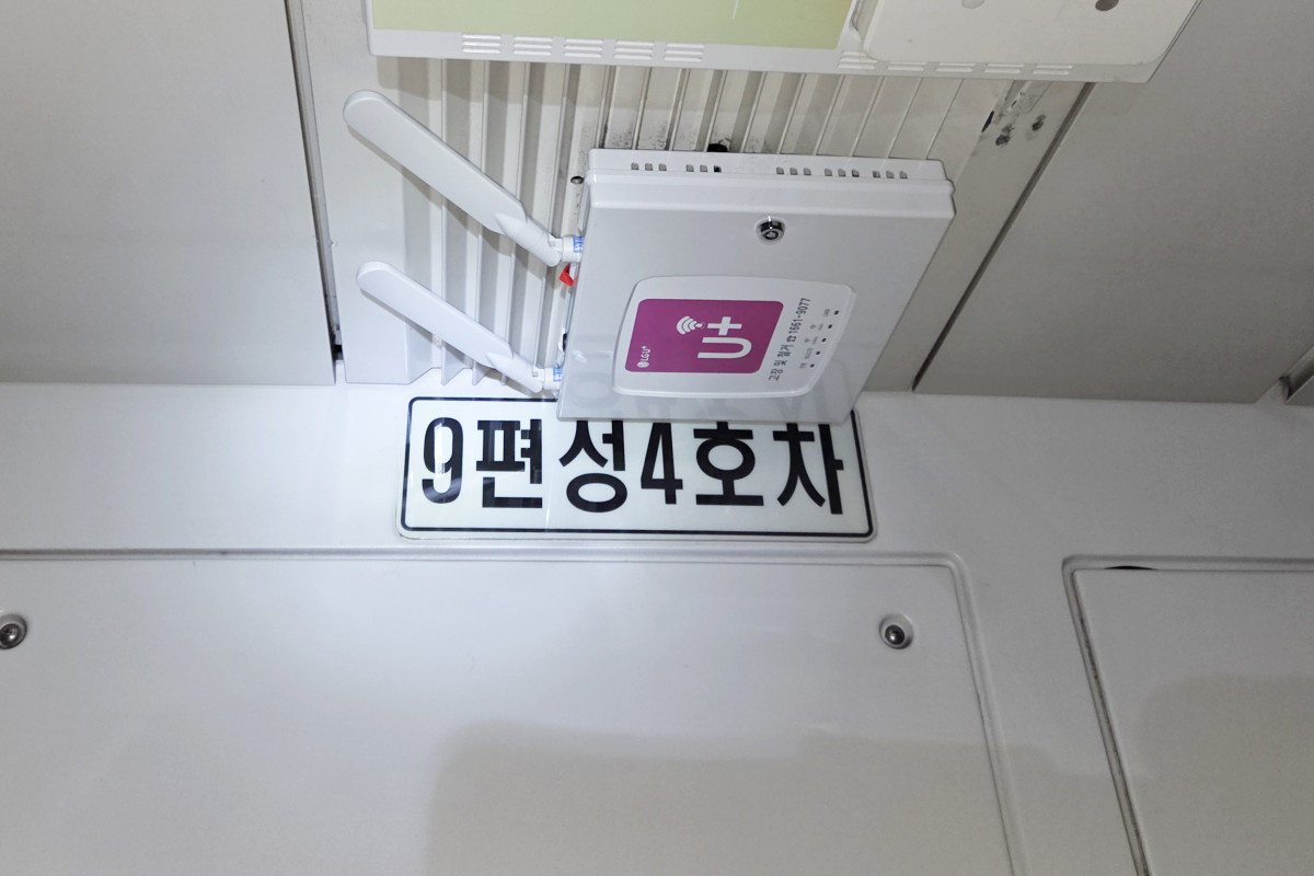 ▲LG유플러스는 부산교통공사와 함께 부산도시철도 열차 내 와이파이 서비스를 5G 기반으로 고도화하며 고객의 무선인터넷 이용 환경 개선에 나선다고 15일 밝혔다. 사진은 3호선 객차 내에 5G 라우터가 설치된 모습. (사진제공=LG유플러스)