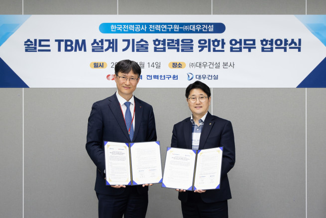 ▲심철진 대우건설 토목사업본부장(오른쪽)과 김대한 한전 전력연구원장이 MOU 체결 후 기념 촬영을 하고 있다. (사진제공=대우건설)