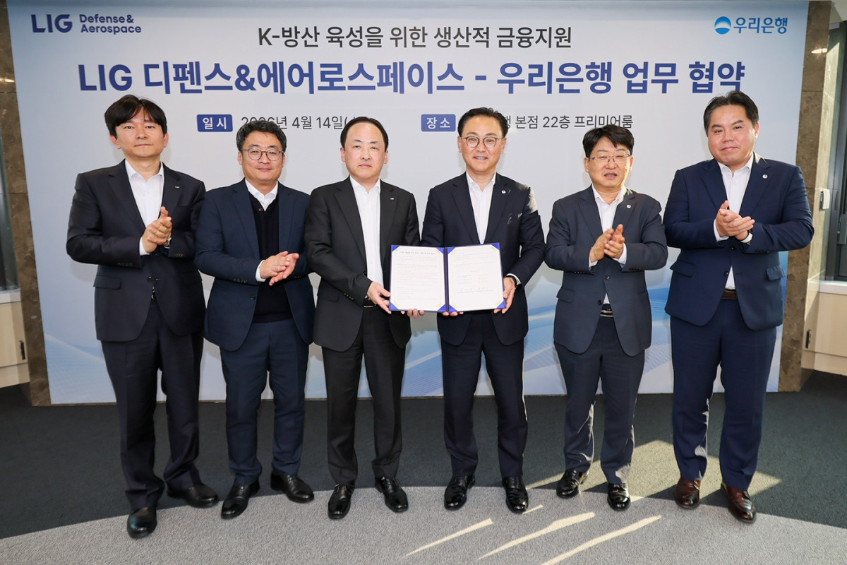 ▲(왼쪽부터)LIG 디펜스&에어로스페이스 전성호 자금팀장, 손지영 금융기획실장, 안익성 경영관리본부장(CFO), 우리은행 배연수 기업그룹장, 송용섭 여신지원그룹장, 박용철 강남기업영업본부장이 14일 우리은행 본사에서 업무협약을 체결한 뒤 기념촬영을 하고 있다. (사진제공=우리은행)