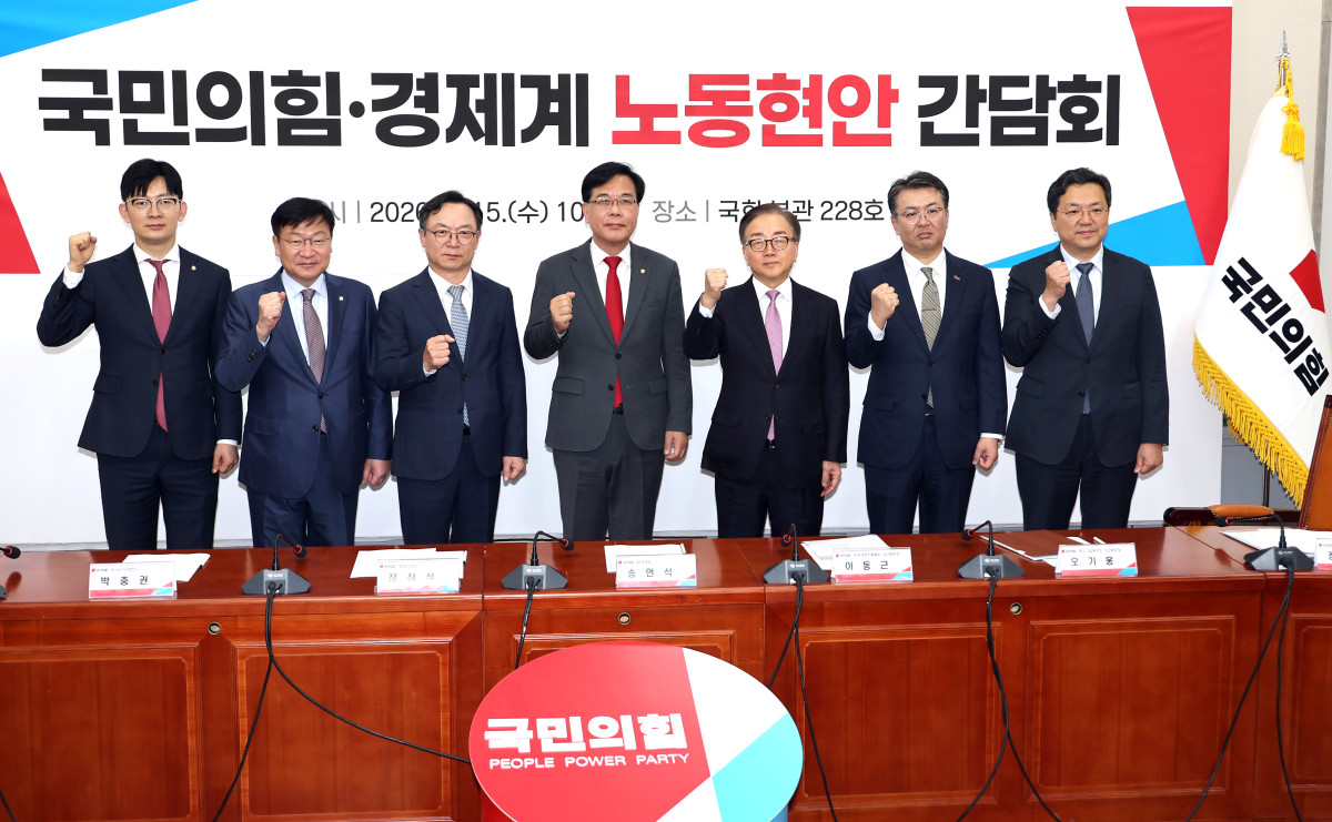 ▲국민의힘 송언석 원내대표가 15일 국회에서 경제계 인사들과 노동 현안 간담회를 열고 기념 촬영을 하고 있다. 왼쪽부터 국민의힘 박충권 원내수석대변인, 정점식 정책위의장, 정대진 한국자동차모빌리티산업협회 회장, 송언석 원내대표, 이동근 한국경영자총협회 상근부회장, 오기웅 중소기업중앙회 상근부회장, ,오충종 조선해양플랜트협회 부회장. (연합뉴스)