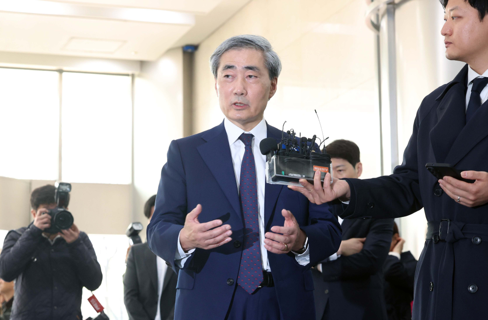 ▲신현송 한국은행 총재 후보자가 31일 서울 중구 한화금융플라자에 마련된 인사청문회 준비 사무실로 출근하며 취재진의 질문에 답하고 있다. 신태현 기자 holjjak@ (이투데이DB)