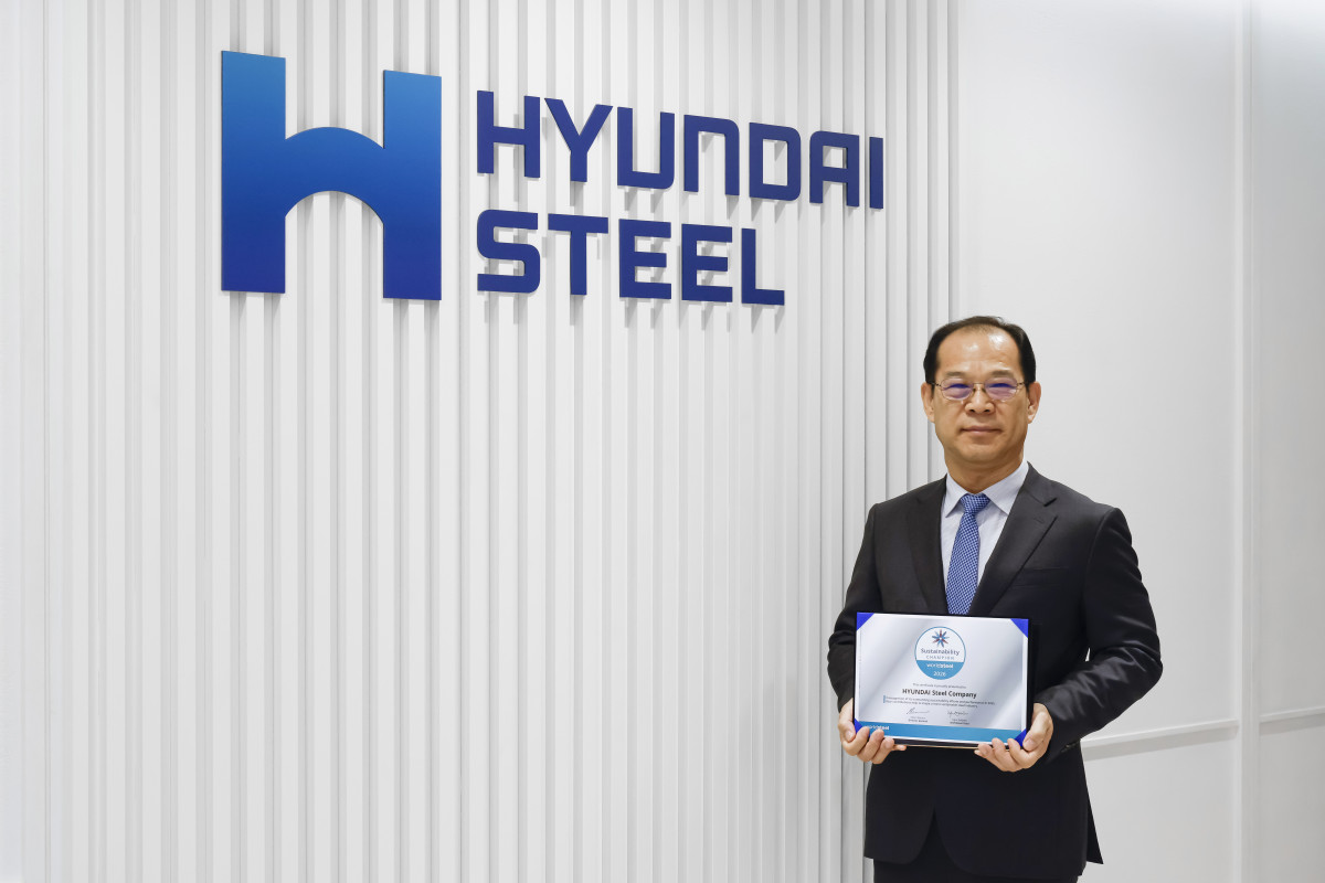 ▲이보룡 현대제철 사장이 세계철강협회로부터 수상한 '2026 WSA 지속가능성 챔피언 인증서'를 들고 있다. (사진제공=현대제철)