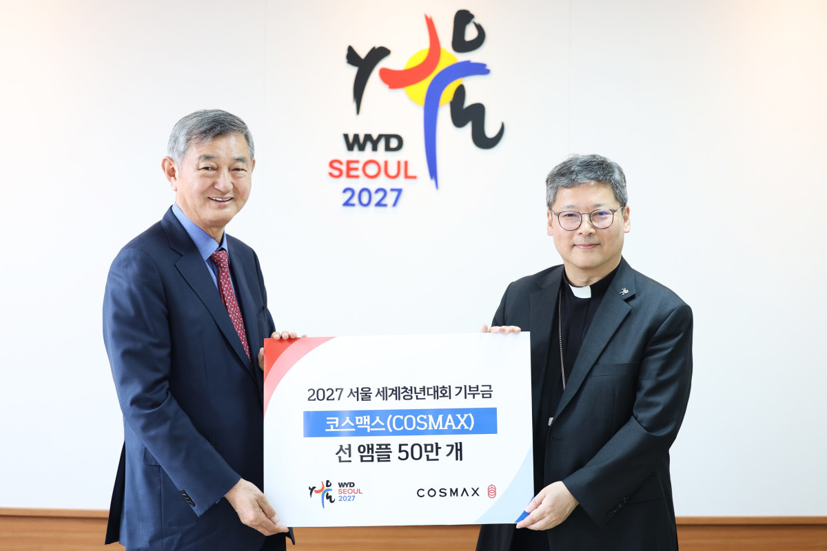 ▲14일 서울 중구 명동성당에서 열린 ‘2027 세계청년대회 기부 약정식’에서 이경수 코스맥스그룹 회장(왼쪽)과 정순택 서울대교구 대주교가 기념 촬영을 하고 있다 (사진제공=코스맥스)