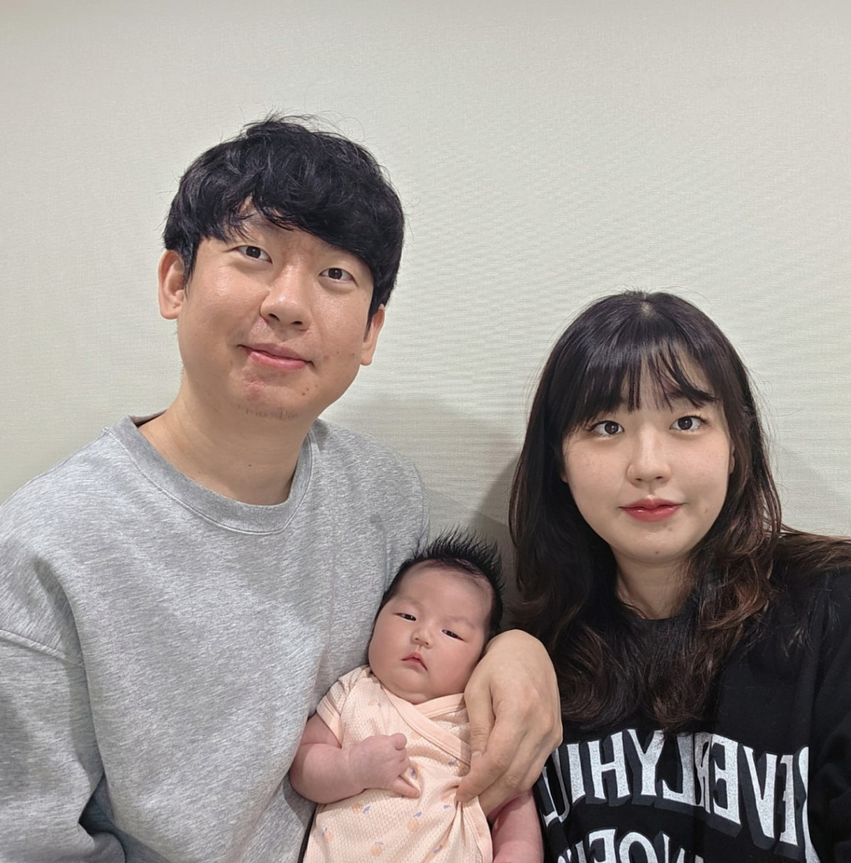 ▲육아동행지원금을 100번째로 수령한 최종학 조리사 가정. (사진제공=아워홈)