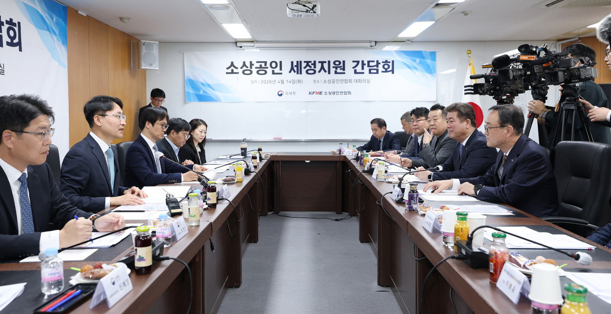 ▲임광현 국세청장(왼쪽 두 번째)이 14일 서울 영등포구 소상공인연합회에서 세정지원 간담회를 열고 소상공인 지원방안에 대해 설명하고 있다. (사진제공=국세청)