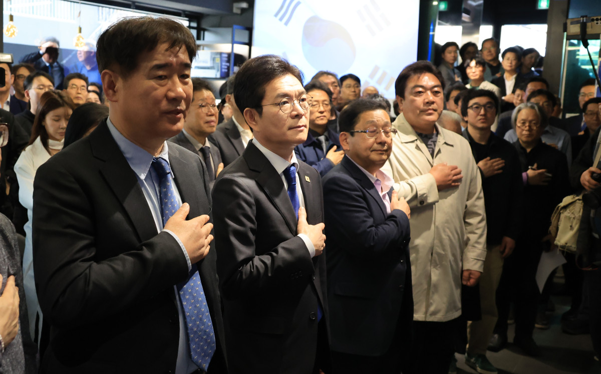 ▲더불어민주당 정원오 서울시장 후보가 14일 성동구에서 열린 문화예술도시위원회 출범식에서 국민의례를 하고 있다. 사진=연합뉴스