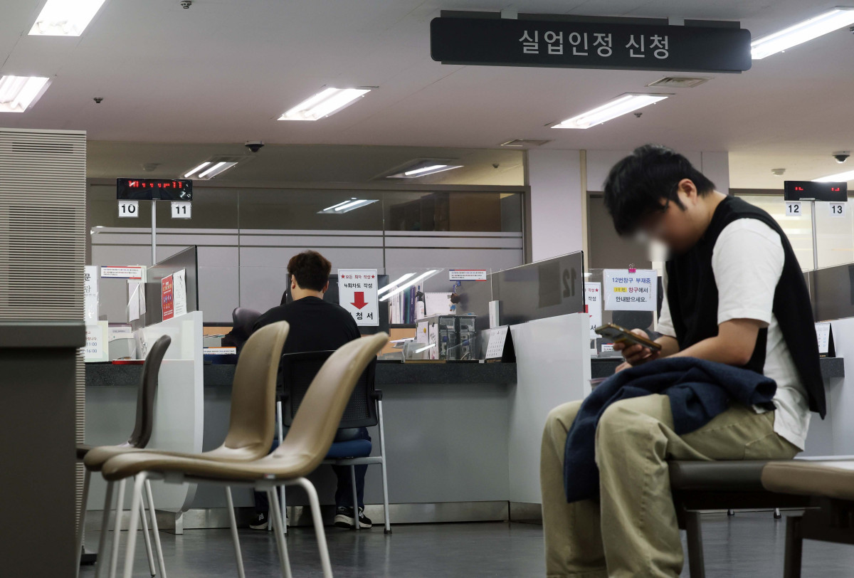 ▲지난달 취업자가 1년 전보다 20만명 넘게 늘며 두달 연속 20만명대 증가세를 보였지만 청년층 고용시장 한파가 계속되고 있다. 청년 고용률은 23개월째 떨어져 43.6%에 그쳤고, 실업률은 5년 만에 최고 수준을 나타냈다. 국가데이터처가 15일 발표한 ‘2026년 3월 고용동향’에 따르면 지난달 취업자는 2879만5000명으로 전년 동월보다 20만6000명(0.7%) 늘었다. 다만 지난달 청년층(15~29세) 고용률이 43.6%로 전년 동월보다 0.9%포인트 하락했다. 23개월 연속 감소세다. 취업자 수로 보면 41개월 연속 하락이다. 청년층 실업률도 7.6%로 같은 기간 대비 0.1%포인트 상승, 2021년 이후 3월 기준 5년 만에 최고를 기록했다. 이날 서울의 한 고용복지플러스센터에서 구직자들이 상담을 받고있다. 신태현 기자 holjjak@