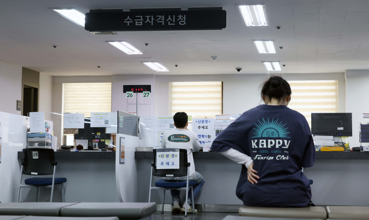 ▲지난달 취업자가 1년 전보다 20만명 넘게 늘며 두달 연속 20만명대 증가세를 보였지만 청년층 고용시장 한파가 계속되고 있다. 청년 고용률은 23개월째 떨어져 43.6%에 그쳤고, 실업률은 5년 만에 최고 수준을 나타냈다. 국가데이터처가 15일 발표한 ‘2026년 3월 고용동향’에 따르면 지난달 취업자는 2879만5000명으로 전년 동월보다 20만6000명(0.7%) 늘었다. 다만 지난달 청년층(15~29세) 고용률이 43.6%로 전년 동월보다 0.9%포인트 하락했다. 23개월 연속 감소세다. 취업자 수로 보면 41개월 연속 하락이다. 청년층 실업률도 7.6%로 같은 기간 대비 0.1%포인트 상승, 2021년 이후 3월 기준 5년 만에 최고를 기록했다. 이날 서울의 한 고용복지플러스센터에서 구직자들이 상담을 받고있다. 신태현 기자 holjjak@