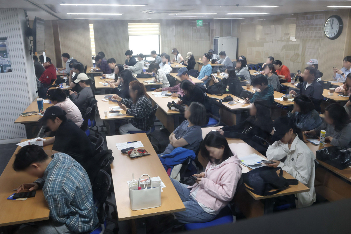 ▲지난달 취업자가 1년 전보다 20만명 넘게 늘며 두달 연속 20만명대 증가세를 보였지만 청년층 고용시장 한파가 계속되고 있다. 청년 고용률은 23개월째 떨어져 43.6%에 그쳤고, 실업률은 5년 만에 최고 수준을 나타냈다. 국가데이터처가 15일 발표한 ‘2026년 3월 고용동향’에 따르면 지난달 취업자는 2879만5000명으로 전년 동월보다 20만6000명(0.7%) 늘었다. 다만 지난달 청년층(15~29세) 고용률이 43.6%로 전년 동월보다 0.9%포인트 하락했다. 23개월 연속 감소세다. 취업자 수로 보면 41개월 연속 하락이다. 청년층 실업률도 7.6%로 같은 기간 대비 0.1%포인트 상승, 2021년 이후 3월 기준 5년 만에 최고를 기록했다. 이날 서울의 한 고용복지플러스센터에서 구직자들이 실업급여 수급자격 설명을 듣고있다. 신태현 기자 holjjak@