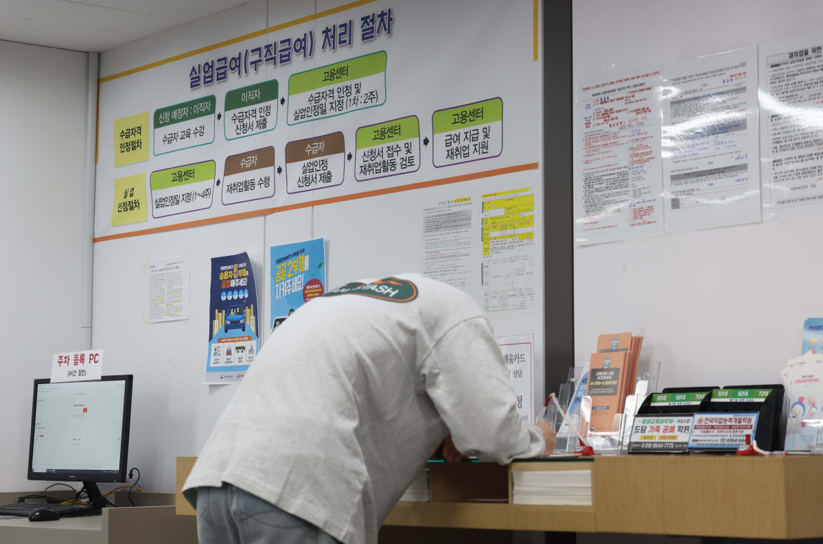 ▲지난달 취업자가 1년 전보다 20만명 넘게 늘며 두달 연속 20만명대 증가세를 보였지만 청년층 고용시장 한파가 계속되고 있다. 청년 고용률은 23개월째 떨어져 43.6%에 그쳤고, 실업률은 5년 만에 최고 수준을 나타냈다. 국가데이터처가 15일 발표한 ‘2026년 3월 고용동향’에 따르면 지난달 취업자는 2879만5000명으로 전년 동월보다 20만6000명(0.7%) 늘었다. 다만 지난달 청년층(15~29세) 고용률이 43.6%로 전년 동월보다 0.9%포인트 하락했다. 23개월 연속 감소세다. 취업자 수로 보면 41개월 연속 하락이다. 청년층 실업률도 7.6%로 같은 기간 대비 0.1%포인트 상승, 2021년 이후 3월 기준 5년 만에 최고를 기록했다. 이날 서울의 한 고용복지플러스센터에서 구직자들이 실업급여 신청서류를 작성하고 있다. 신태현 기자 holjjak@