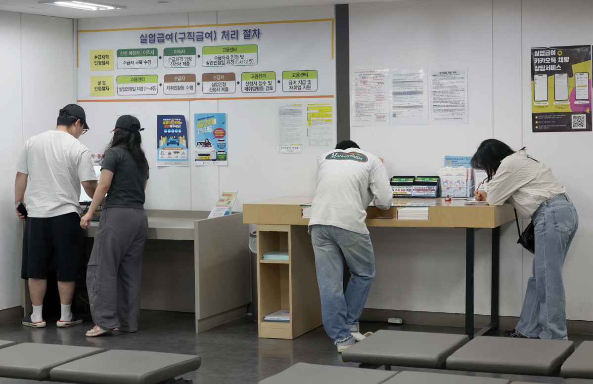 ▲지난달 취업자가 1년 전보다 20만명 넘게 늘며 두달 연속 20만명대 증가세를 보였지만 청년층 고용시장 한파가 계속되고 있다. 청년 고용률은 23개월째 떨어져 43.6%에 그쳤고, 실업률은 5년 만에 최고 수준을 나타냈다. 국가데이터처가 15일 발표한 ‘2026년 3월 고용동향’에 따르면 지난달 취업자는 2879만5000명으로 전년 동월보다 20만6000명(0.7%) 늘었다. 다만 지난달 청년층(15~29세) 고용률이 43.6%로 전년 동월보다 0.9%포인트 하락했다. 23개월 연속 감소세다. 취업자 수로 보면 41개월 연속 하락이다. 청년층 실업률도 7.6%로 같은 기간 대비 0.1%포인트 상승, 2021년 이후 3월 기준 5년 만에 최고를 기록했다. 이날 서울의 한 고용복지플러스센터에서 구직자들이 실업급여 신청서류를 작성하고 있다. 신태현 기자 holjjak@