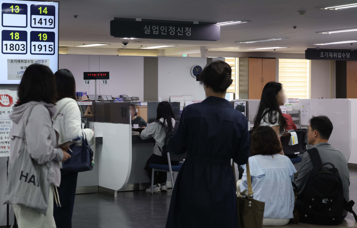 ▲지난달 취업자가 1년 전보다 20만명 넘게 늘며 두달 연속 20만명대 증가세를 보였지만 청년층 고용시장 한파가 계속되고 있다. 청년 고용률은 23개월째 떨어져 43.6%에 그쳤고, 실업률은 5년 만에 최고 수준을 나타냈다. 국가데이터처가 15일 발표한 ‘2026년 3월 고용동향’에 따르면 지난달 취업자는 2879만5000명으로 전년 동월보다 20만6000명(0.7%) 늘었다. 다만 지난달 청년층(15~29세) 고용률이 43.6%로 전년 동월보다 0.9%포인트 하락했다. 23개월 연속 감소세다. 취업자 수로 보면 41개월 연속 하락이다. 청년층 실업률도 7.6%로 같은 기간 대비 0.1%포인트 상승, 2021년 이후 3월 기준 5년 만에 최고를 기록했다. 이날 서울의 한 고용복지플러스센터에서 구직자들이 상담을 받고있다. 신태현 기자 holjjak@