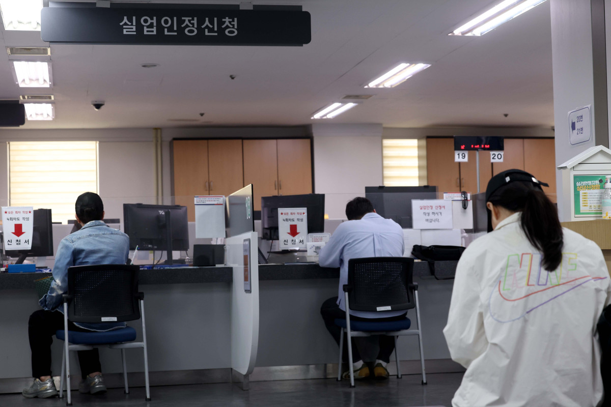 ▲지난달 취업자가 1년 전보다 20만명 넘게 늘며 두달 연속 20만명대 증가세를 보였지만 청년층 고용시장 한파가 계속되고 있다. 청년 고용률은 23개월째 떨어져 43.6%에 그쳤고, 실업률은 5년 만에 최고 수준을 나타냈다. 국가데이터처가 15일 발표한 ‘2026년 3월 고용동향’에 따르면 지난달 취업자는 2879만5000명으로 전년 동월보다 20만6000명(0.7%) 늘었다. 다만 지난달 청년층(15~29세) 고용률이 43.6%로 전년 동월보다 0.9%포인트 하락했다. 23개월 연속 감소세다. 취업자 수로 보면 41개월 연속 하락이다. 청년층 실업률도 7.6%로 같은 기간 대비 0.1%포인트 상승, 2021년 이후 3월 기준 5년 만에 최고를 기록했다. 이날 서울의 한 고용복지플러스센터에서 구직자들이 상담을 받고있다. 신태현 기자 holjjak@