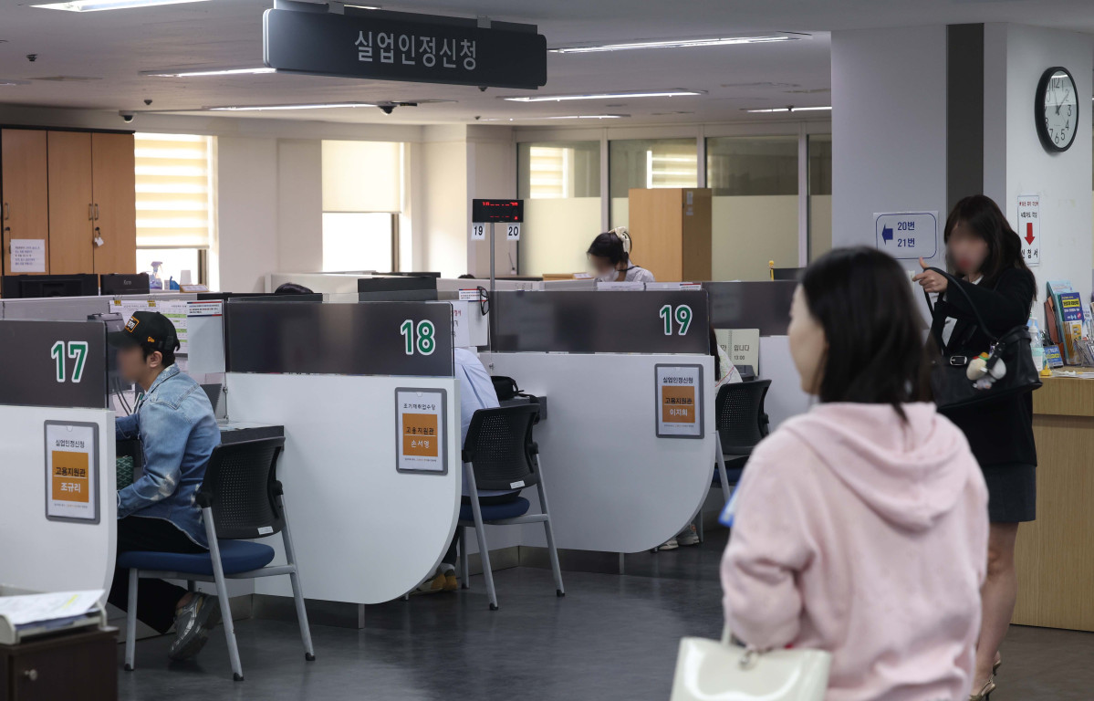 ▲지난달 취업자가 1년 전보다 20만명 넘게 늘며 두달 연속 20만명대 증가세를 보였지만 청년층 고용시장 한파가 계속되고 있다. 청년 고용률은 23개월째 떨어져 43.6%에 그쳤고, 실업률은 5년 만에 최고 수준을 나타냈다. 국가데이터처가 15일 발표한 ‘2026년 3월 고용동향’에 따르면 지난달 취업자는 2879만5000명으로 전년 동월보다 20만6000명(0.7%) 늘었다. 다만 지난달 청년층(15~29세) 고용률이 43.6%로 전년 동월보다 0.9%포인트 하락했다. 23개월 연속 감소세다. 취업자 수로 보면 41개월 연속 하락이다. 청년층 실업률도 7.6%로 같은 기간 대비 0.1%포인트 상승, 2021년 이후 3월 기준 5년 만에 최고를 기록했다. 이날 서울의 한 고용복지플러스센터에서 구직자들이 상담을 받고있다. 신태현 기자 holjjak@