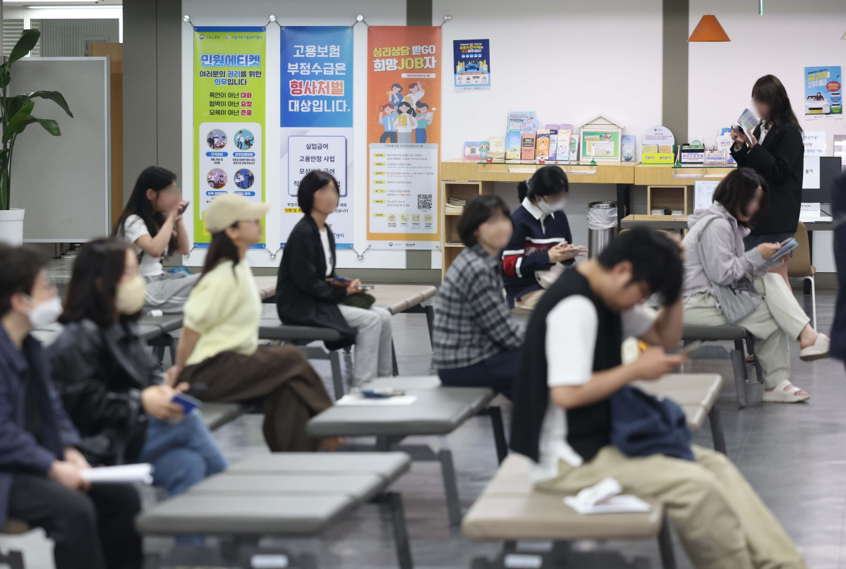 ▲지난달 취업자가 1년 전보다 20만명 넘게 늘며 두달 연속 20만명대 증가세를 보였지만 청년층 고용시장 한파가 계속되고 있다. 청년 고용률은 23개월째 떨어져 43.6%에 그쳤고, 실업률은 5년 만에 최고 수준을 나타냈다. 국가데이터처가 15일 발표한 ‘2026년 3월 고용동향’에 따르면 지난달 취업자는 2879만5000명으로 전년 동월보다 20만6000명(0.7%) 늘었다. 다만 지난달 청년층(15~29세) 고용률이 43.6%로 전년 동월보다 0.9%포인트 하락했다. 23개월 연속 감소세다. 취업자 수로 보면 41개월 연속 하락이다. 청년층 실업률도 7.6%로 같은 기간 대비 0.1%포인트 상승, 2021년 이후 3월 기준 5년 만에 최고를 기록했다. 이날 서울의 한 고용복지플러스센터에서 구직자들이 상담을 기다리고 있다. 신태현 기자 holjjak@
