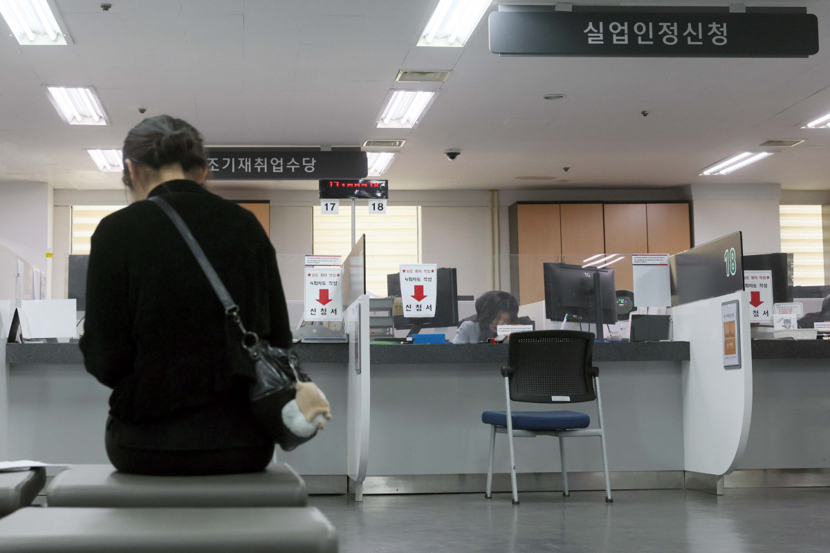 ▲지난달 취업자가 1년 전보다 20만명 넘게 늘며 두달 연속 20만명대 증가세를 보였지만 청년층 고용시장 한파가 계속되고 있다. 청년 고용률은 23개월째 떨어져 43.6%에 그쳤고, 실업률은 5년 만에 최고 수준을 나타냈다. 국가데이터처가 15일 발표한 ‘2026년 3월 고용동향’에 따르면 지난달 취업자는 2879만5000명으로 전년 동월보다 20만6000명(0.7%) 늘었다. 다만 지난달 청년층(15~29세) 고용률이 43.6%로 전년 동월보다 0.9%포인트 하락했다. 23개월 연속 감소세다. 취업자 수로 보면 41개월 연속 하락이다. 청년층 실업률도 7.6%로 같은 기간 대비 0.1%포인트 상승, 2021년 이후 3월 기준 5년 만에 최고를 기록했다. 이날 서울의 한 고용복지플러스센터에서 구직자들이 상담을 기다리고 있다. 신태현 기자 holjjak@