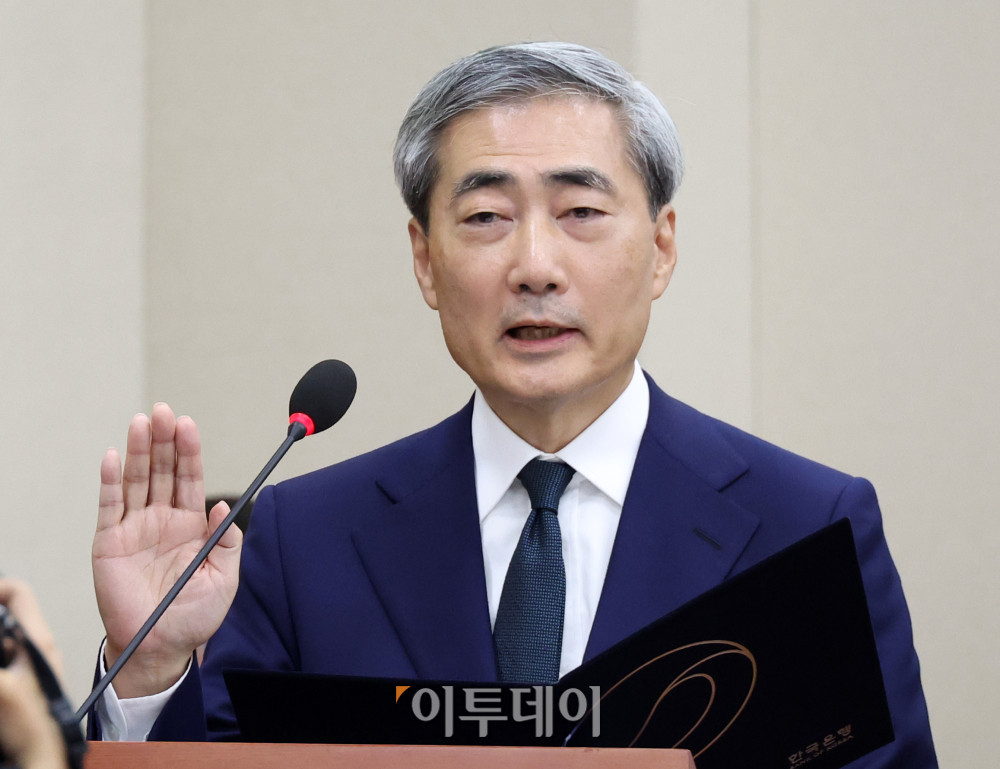 ▲신현송 한국은행 총재 후보자가 15일 서울 여의도 국회 재정경제기획위원회에서 열린 인사청문회에서 선서를 하고 있다. 고이란 기자 photoeran@